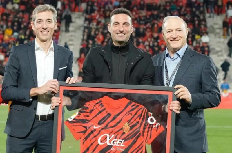 Lionel Scaloni fue homenajeado en Mallorca y dio el puntapieacute inicial 