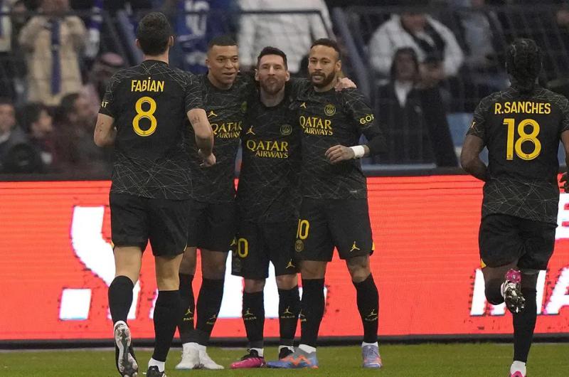 El PSG de Messi le ganoacute al combinado aacuterabe de Ronaldo y Gallardo en un partido a puro gol