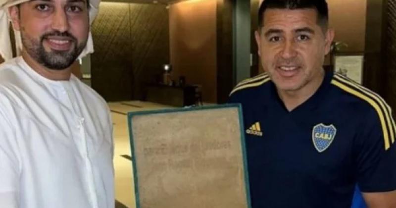 Riquelme fue agasajado con una bisht en Abu Dhabi