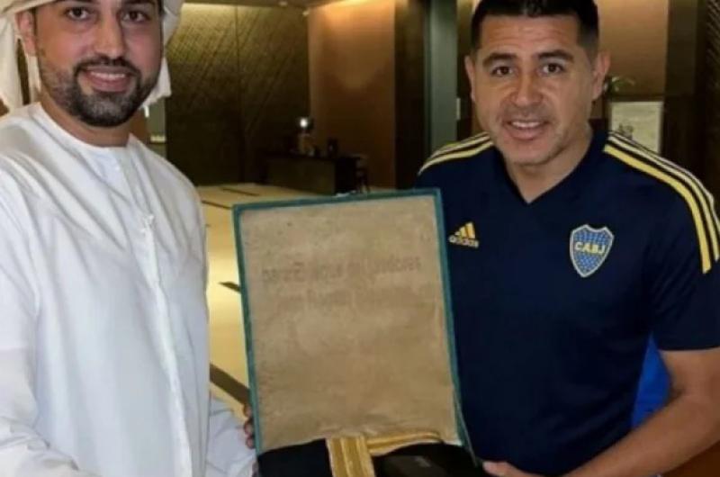 Riquelme fue agasajado con una bisht en Abu Dhabi