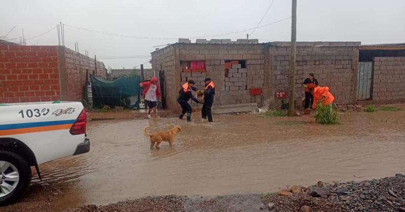 El temporal dejoacute inundaciones la caiacuteda de techos y autoevacuados