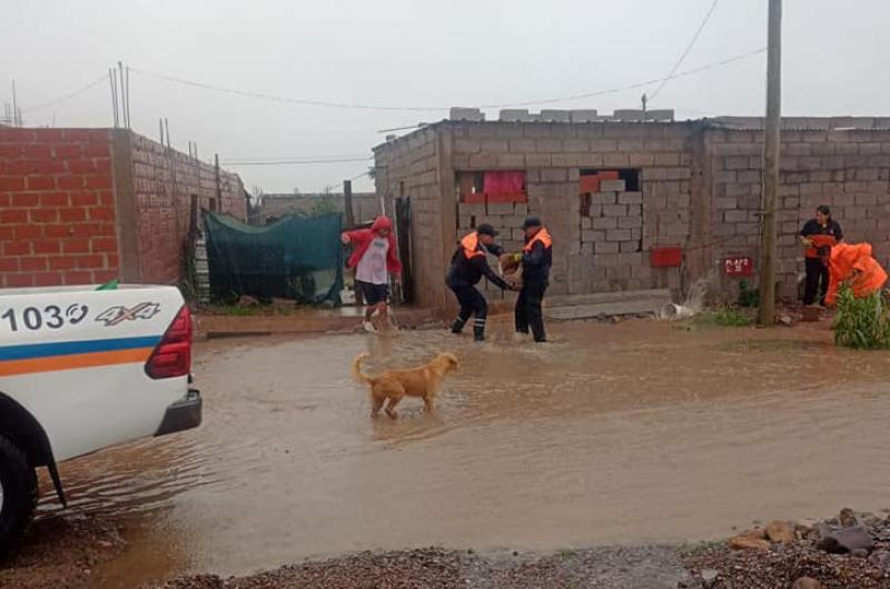 El temporal dejoacute inundaciones la caiacuteda de techos y autoevacuados