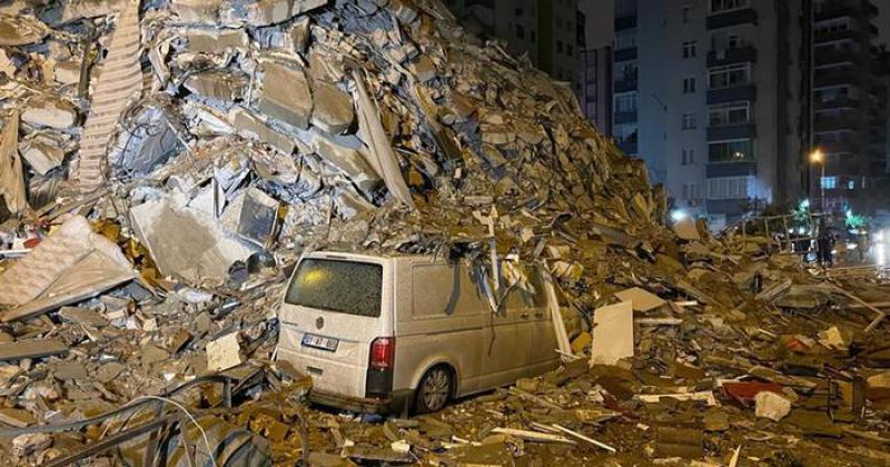 Dos potentes sismos dejan maacutes de 3600 muertos en Turquiacutea y Siria