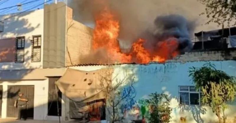 Un hombre atacoacute a golpes a su madre la encerroacute e incendioacute la vivienda