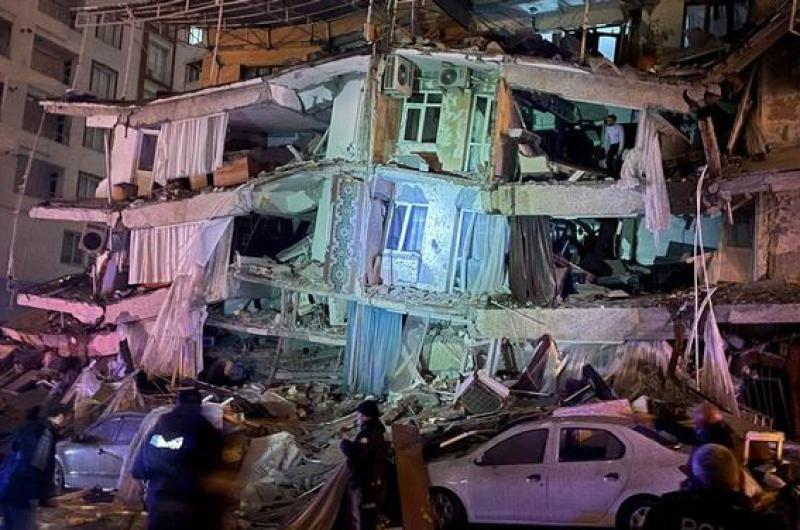 Dos potentes sismos dejan maacutes de 3600 muertos en Turquiacutea y Siria