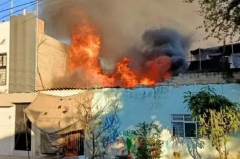 Un hombre atacoacute a golpes a su madre la encerroacute e incendioacute la vivienda