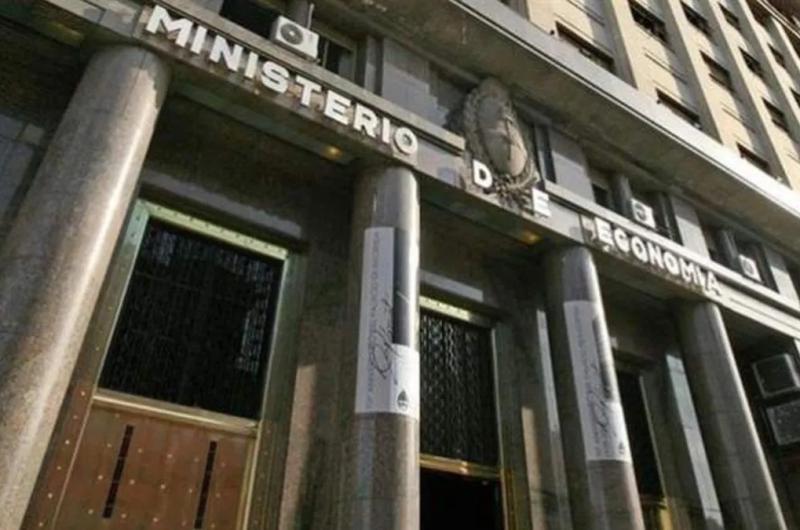 En medio de los cuestionamientos de JxC Economiacutea profundiza la recompra de bonos