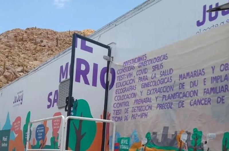 Vaacutendalos dantildearon e intentaron robar en el moacutevil sanitario