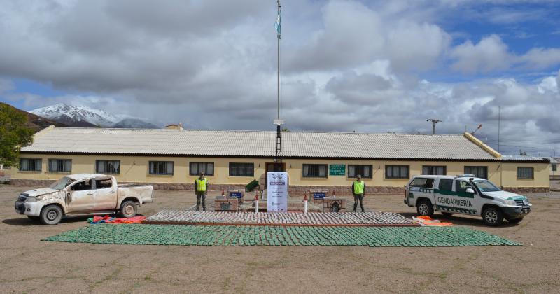 Volcoacute con 784 kilos de hojas de coca luego de huir del control de la Fuerza