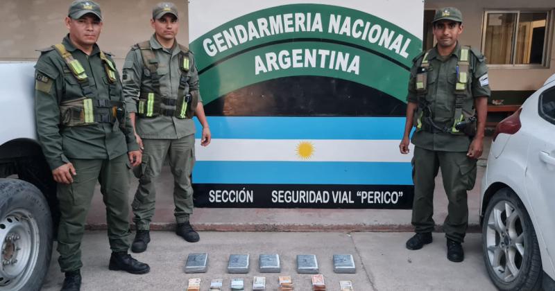 Viajaban con dos menores en los asientos traseros para ocultar 5 kilos de cocaiacutena