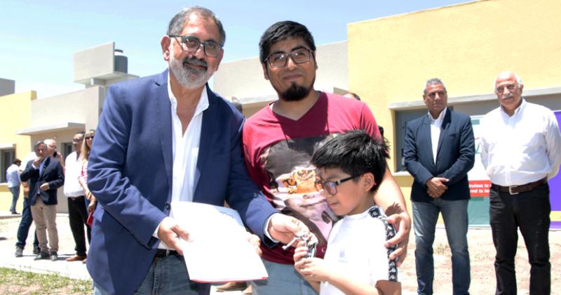 Jorge participoacute de la entrega de viviendas y felicitoacute al Gobierno 