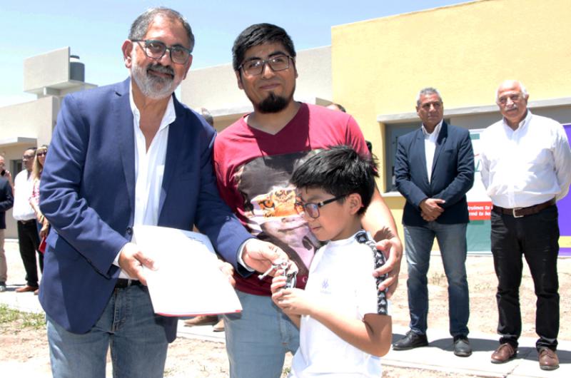 Jorge participoacute de la entrega de viviendas y felicitoacute al Gobierno 