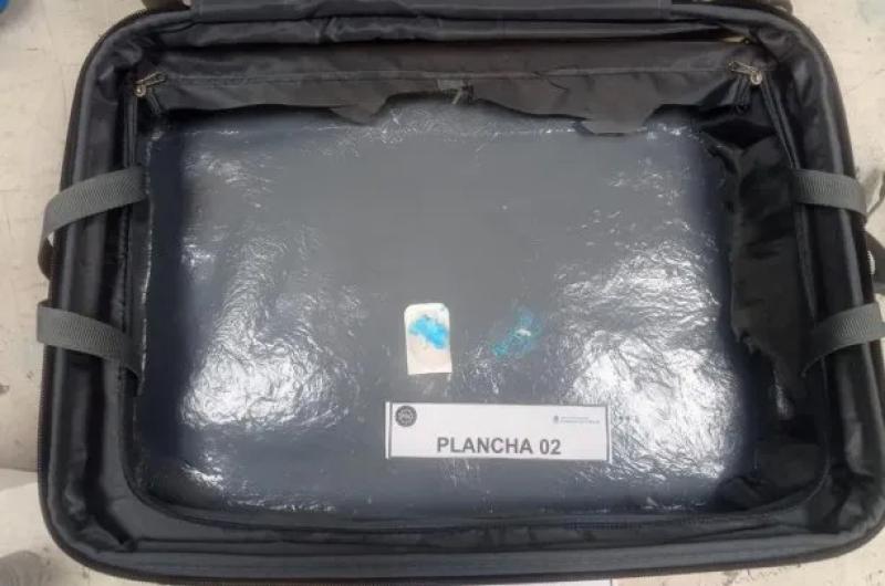 Secuestran 8 kilos de droga sinteacutetica a partir del nuevo control de equipajes