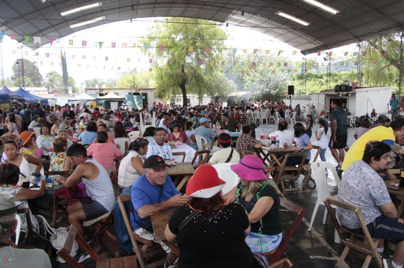 Las Comadres renovaron con alegriacutea lazos afectivos en la previa del Carnaval