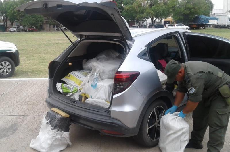 Abandonan camioneta cargada con 532 kilos de marihuana