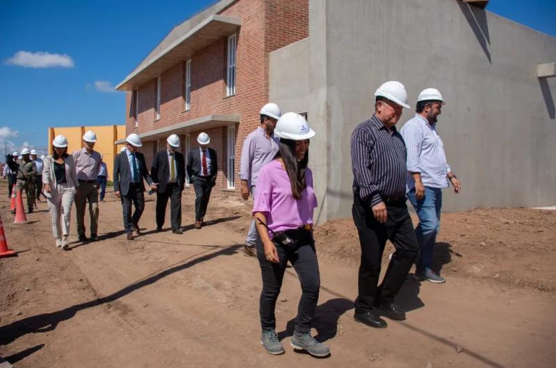 Autoridades recorrieron la obra donde funcionaraacute el Complejo Penitenciario 