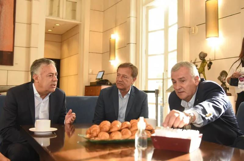 Desayuno y almuerzo a pura rosca y fotos para el aacutelbum de campantildea