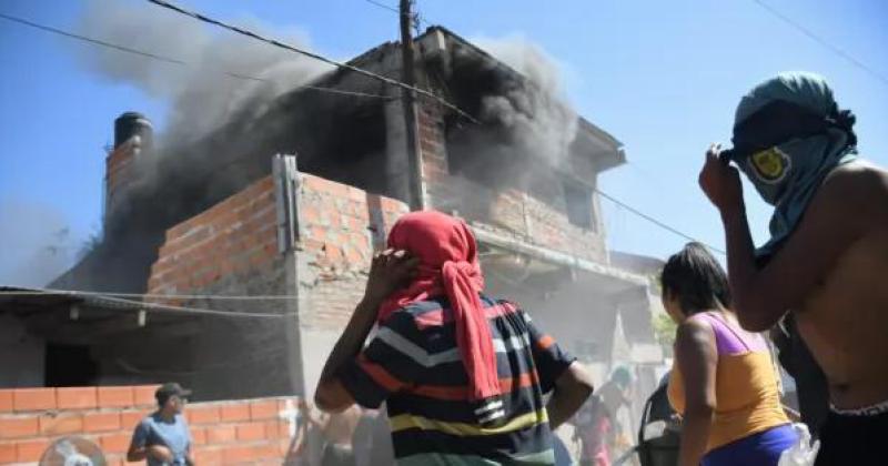 Vecinos destruyen buacutenker en Rosario e intentan linchar al sospechoso crimen del nintildeo de 11 antildeos