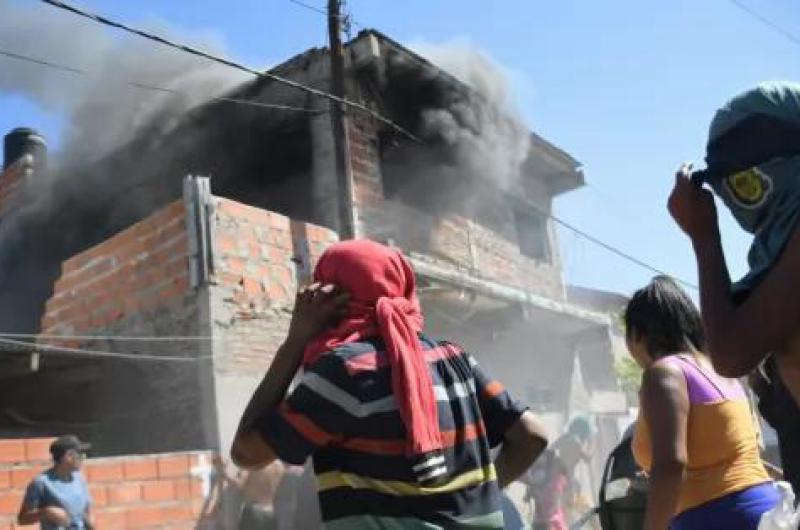 Vecinos destruyen buacutenker en Rosario e intentan linchar al sospechoso crimen del nintildeo de 11 antildeos