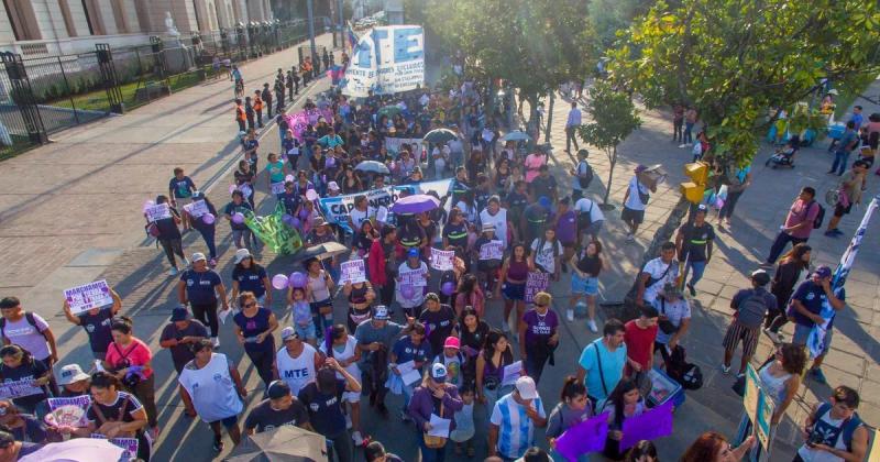 Multitudinaria marcha de mujeres en Jujuy con varios reclamos