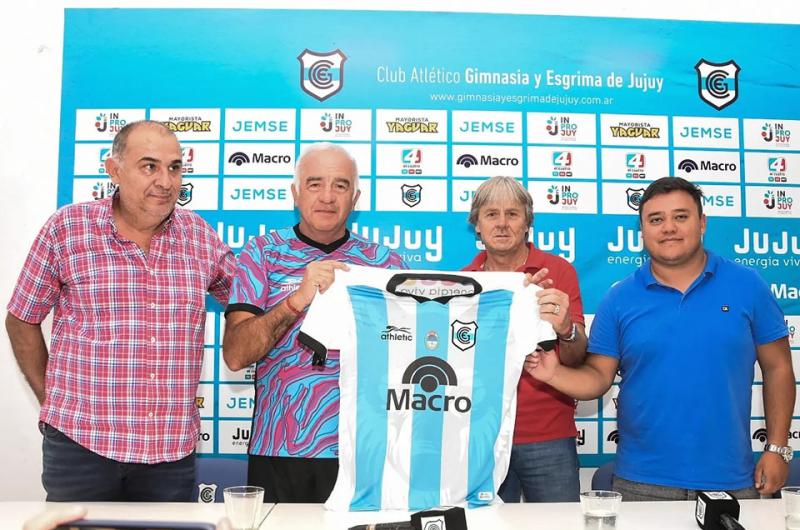 Mario Goacutemez  fue presentado ayer como nuevo teacutecnico de Gimnasia  