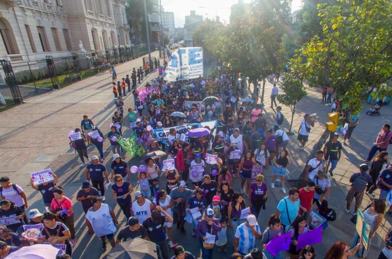 Multitudinaria marcha de mujeres en Jujuy con varios reclamos