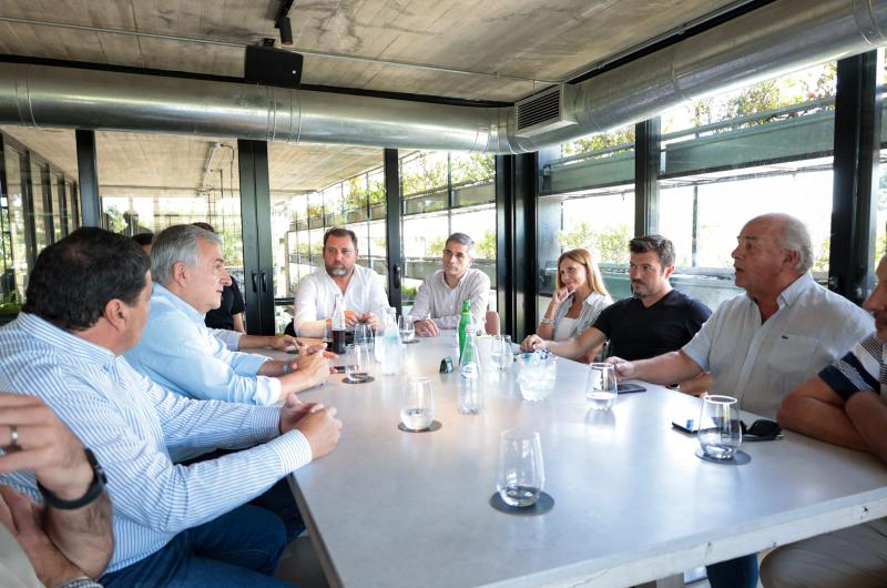 En reunioacuten con empresarios Morales dijo que al paiacutes hay que ponerlo a producir