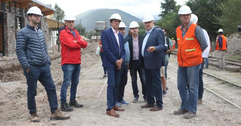 Morales y Sadir recorrieron obras en Volcaacuten y del Hospital Zabala