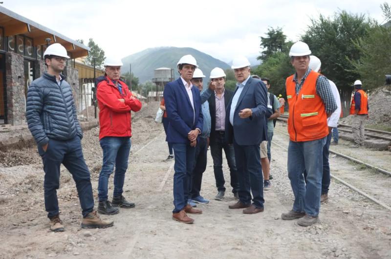 Morales y Sadir recorrieron obras en Volcaacuten y del Hospital Zabala