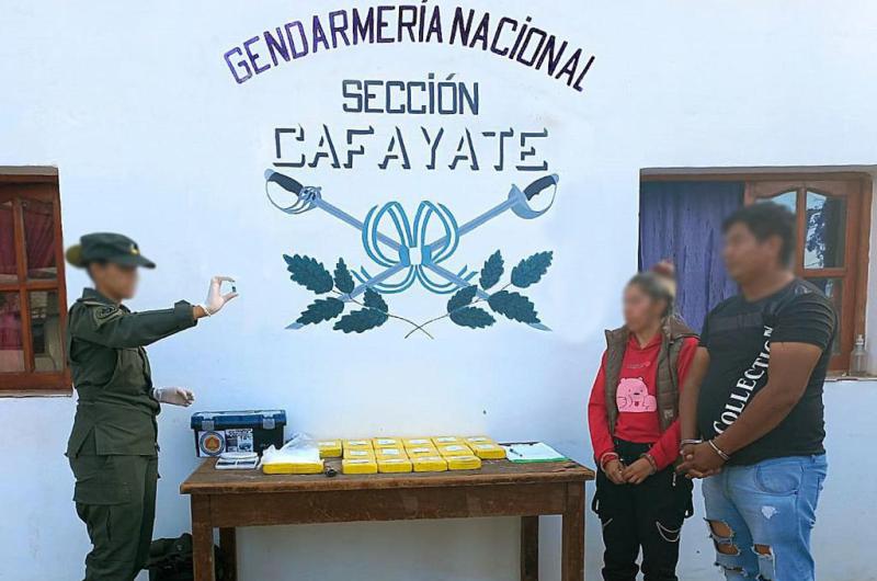 Transportaban maacutes de 16 kilos de cocaiacutena en un doble fondo en la guantera