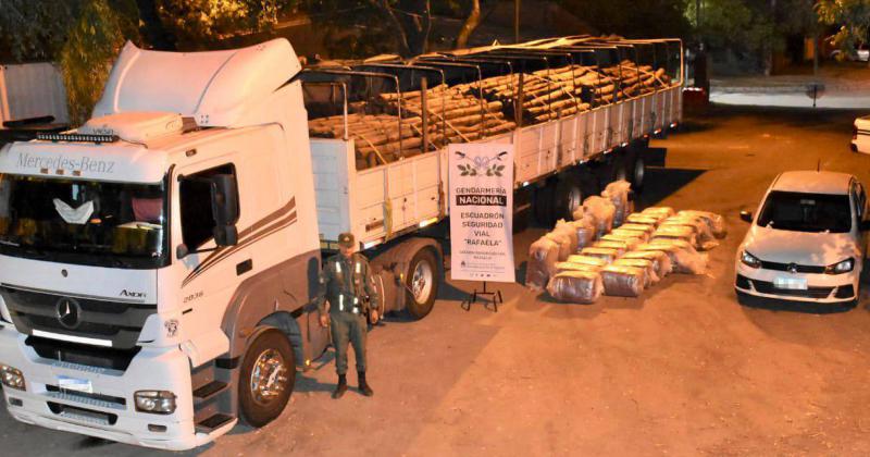 Gendarmes incautan 1484 kilos de hojas de coca en dos procedimientos