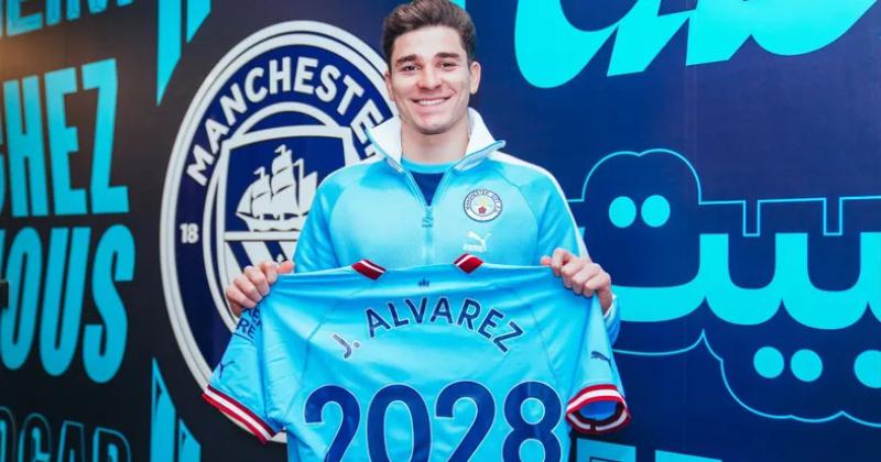 Manchester City estiroacute un antildeo el contrato de Juliaacuten Alvarez