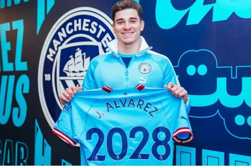 Manchester City estiroacute un antildeo el contrato de Juliaacuten Alvarez