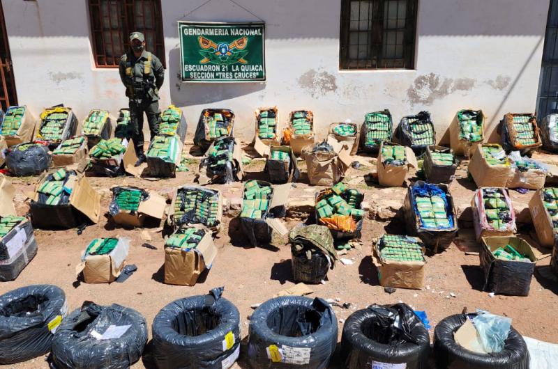 Gendarmes incautan 1484 kilos de hojas de coca en dos procedimientos