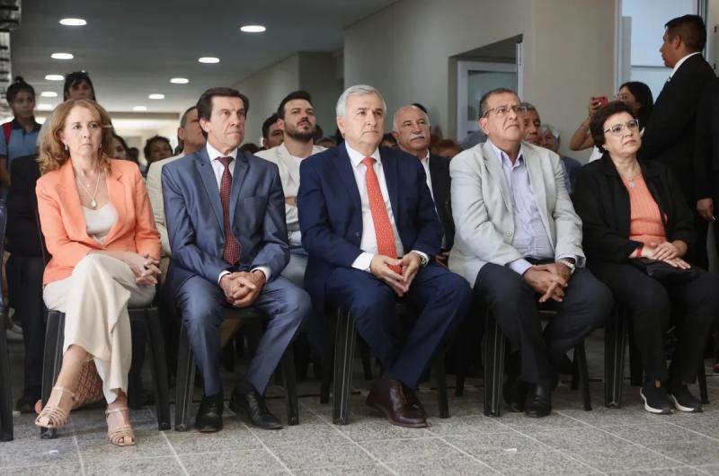 El gobernador Morales y el ministro Sadir inauguraron una escuela en Libertador