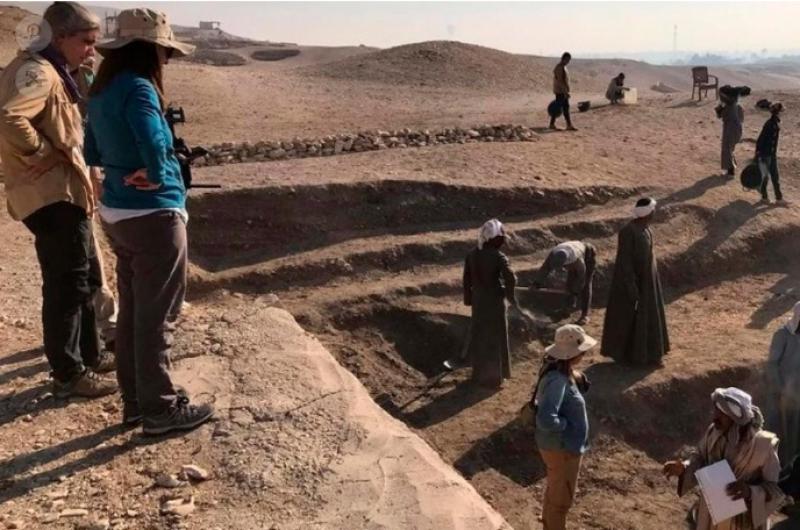 Investigadores platenses hallaron la entrada de una tumba egipcia