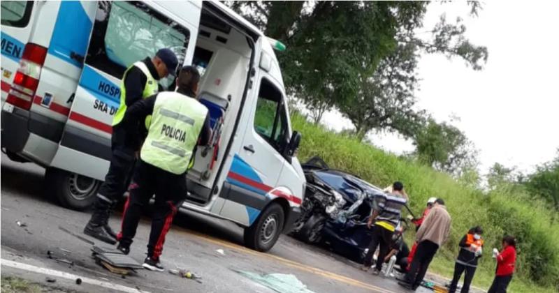 Violento choque frontal entre un auto y un colectivo en Ruta 9