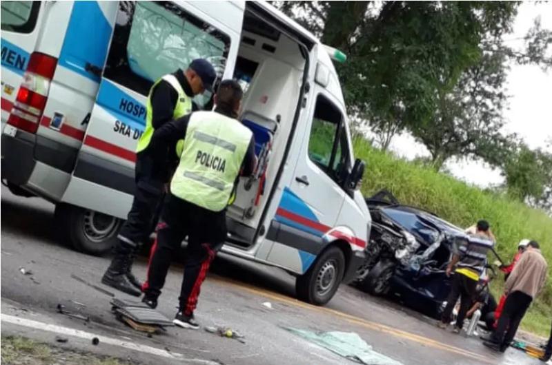 Violento choque frontal entre un auto y un colectivo en Ruta 9