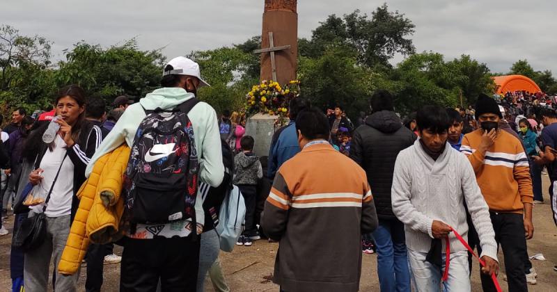 Peregrinos comenzaron a ascender a la Cruz del barrio Cerro Las Rosas
