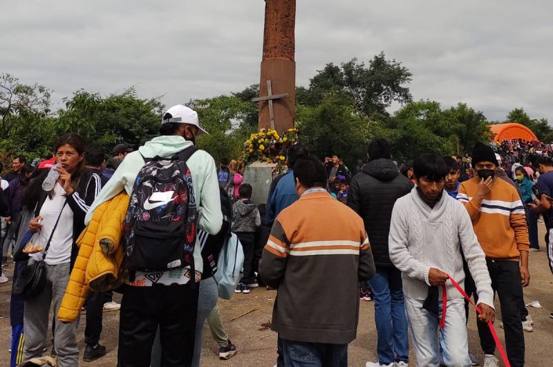 Peregrinos comenzaron a ascender a la Cruz del barrio Cerro Las Rosas