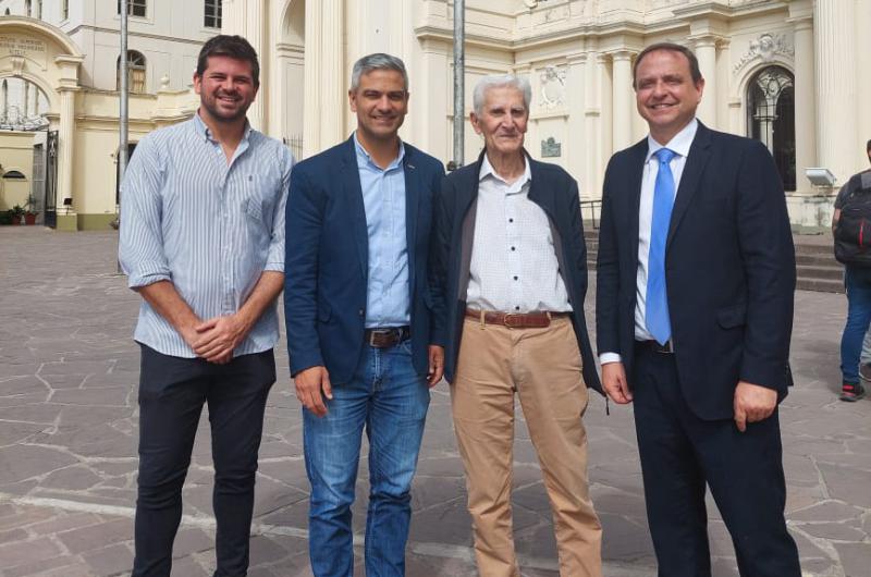Podraacuten impugnar un nombre pero no a la uacutenica alternativa que existe