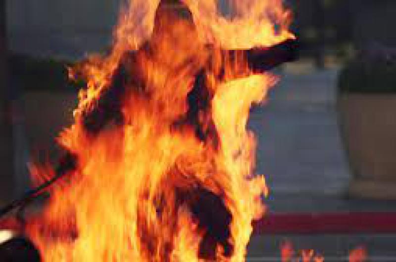 Seis antildeos de prisioacuten por tentativa de homicidio al rociar alcohol y prenderle fuego