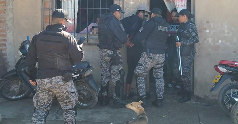 Infanteriacutea atrapoacute a un hombre deambulando con una arma blanca