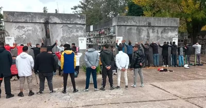 Motochorros se reunieron en un cementerio para recordar a un amigo y terminaron detenidos