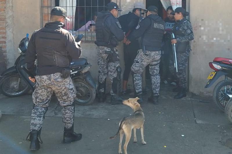 Infanteriacutea atrapoacute a un hombre deambulando con una arma blanca