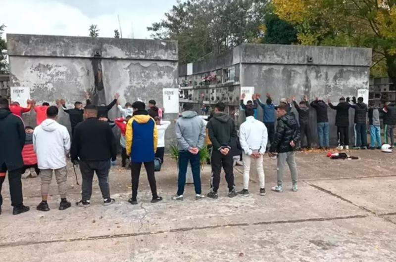 Motochorros se reunieron en un cementerio para recordar a un amigo y terminaron detenidos