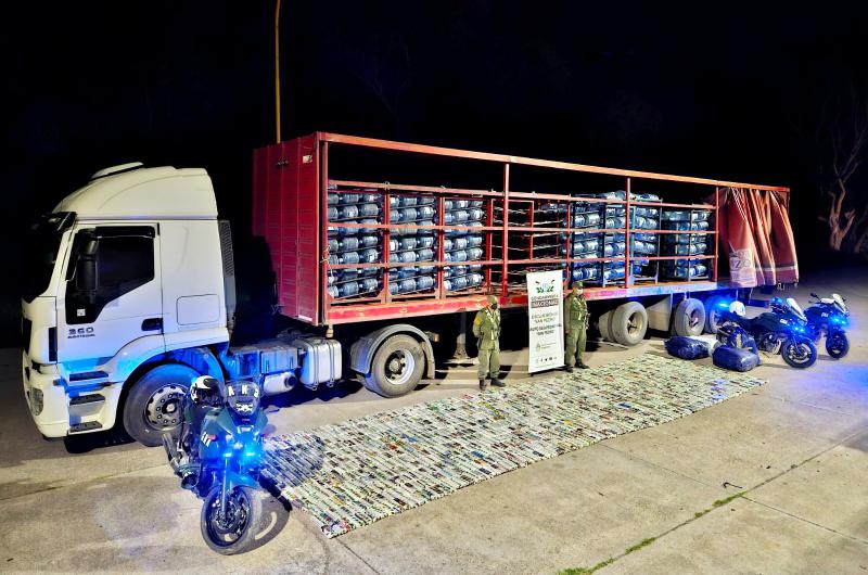 Ocultan 370 kilos de hojas de coca entre bidones de agua