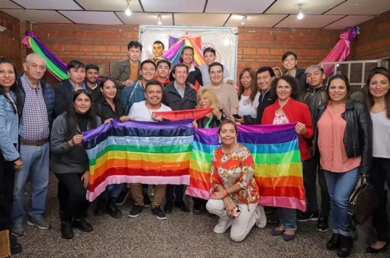 Ante personas del colectivo LGBT Sadir sostuvo que hay que tender puentes