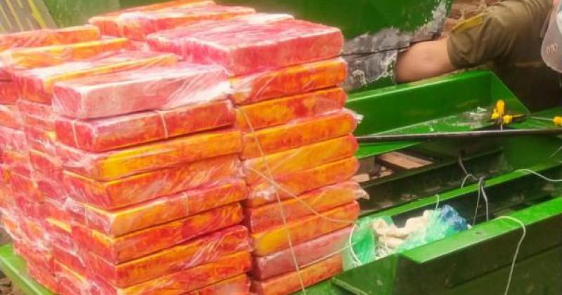 Secuestran casi 350 kilos de cocaiacutena y maacutes de 80 millones detienen a 4 sospechosos
