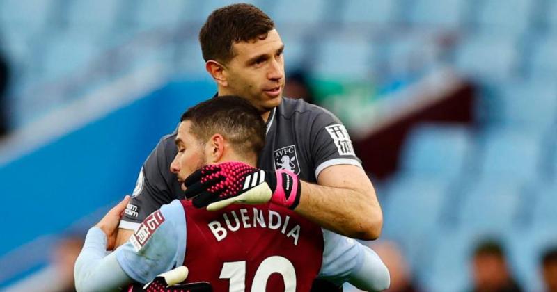 Dibu Martiacutenez y Buendiacutea fueron titulares en la victoria de Aston Villa